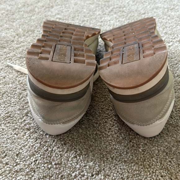 Cushionaire Sneakers, Size 7 - Picture 6 of 11
